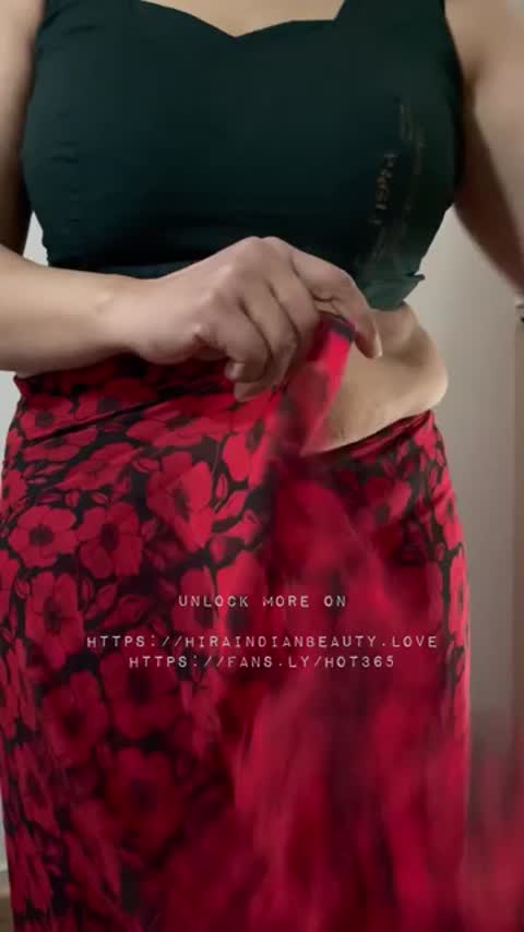 Wearing Saree - Navel Tease ❤️ Hira Indian Beauty