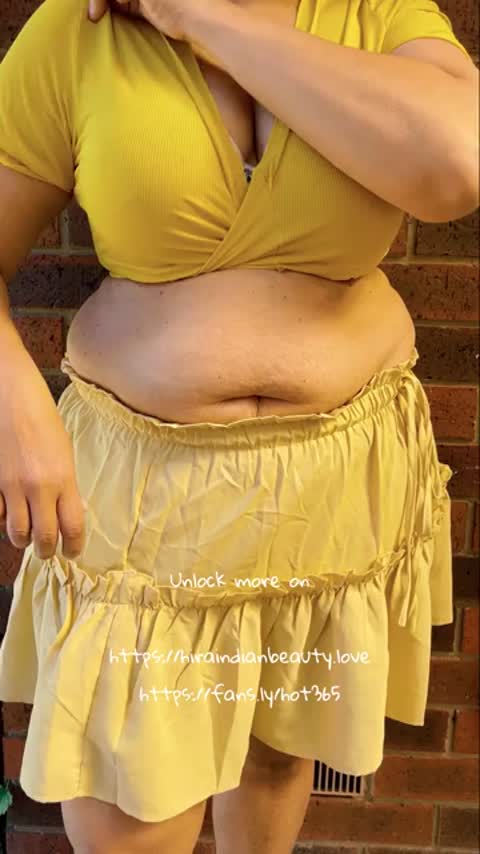 Sexy Indian Wife’s Chubby Belly and Cleavage